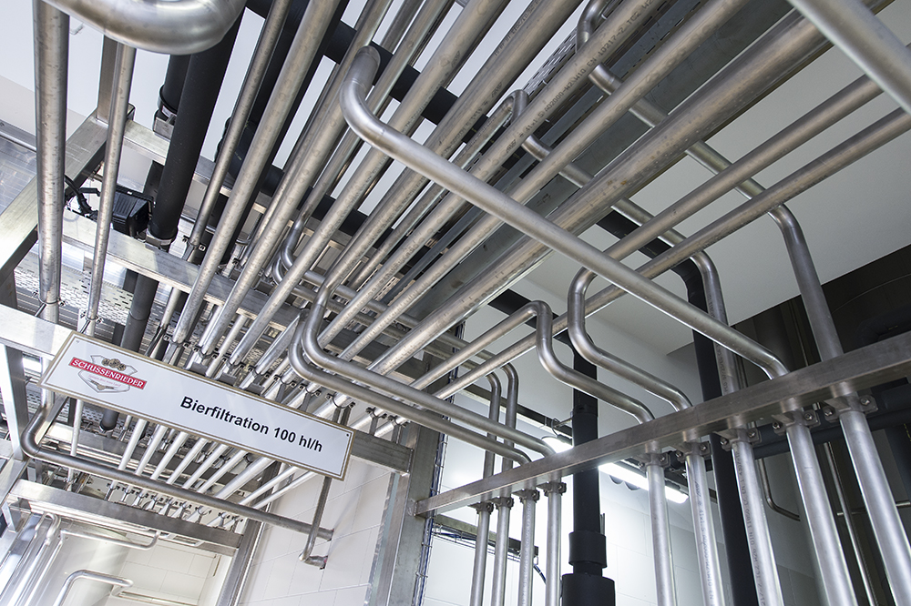 The bright-beer-tank cellar has meanwhile been given a rigid pipe system. All pipes were elevated on supports.