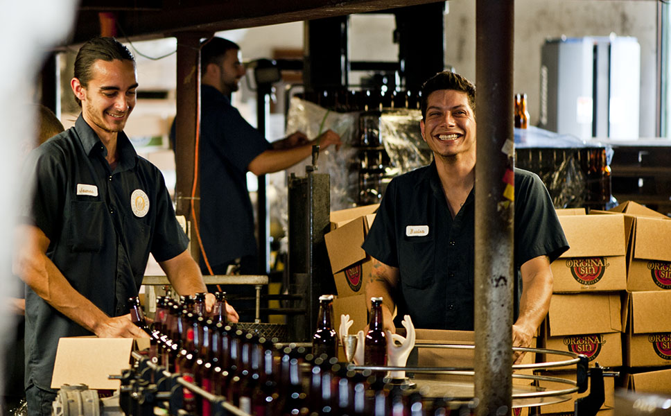 Trabajo manual. En la producción pero especialmente en el embotellado en la vieja planta cervecera todavía hay mucha mano de obra manual. Con buena música rock como fondo musical.